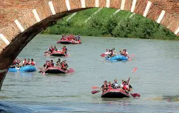  ??  ?? Sogno o realtà? La via dell’Adige in canoa, dalla sorgente alla foce