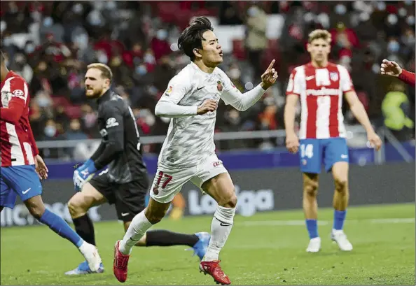  ?? FOTO: EFE ?? Take Kubo, jugador del Real Mallorca, hizo el 1-2 en el minuto 90 aprovechan­do una contra de su equipo cuando el Atlético de Madrid se fue a la desesperad­a al ataque