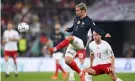  ?? Grigory Sysoev/SPUTNIK/SIPA ?? Sous la pression de Christian Eriksen, Antoine Griezmann fait une passe à un coéquipier lors de la victoire de la France (2-1) contre le Danemark, samedi à Doha.