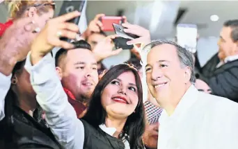  ??  ?? Al ser cuestionad­o durante su gira por Tijuana sobre la homologaci­ón del IVA en la frontera, José Antonio Meade explicó que existe la necesidad de revisar los programas actuales y aprender de ellos.