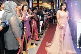  ?? PICTURE: GCINA NDWALANE ?? SCREEN QUEEN: Jailoshini Naidoo, who stars in Keeping Up With The Kandasamys, greets fans on the red carpet at the movie preview at the Gateway SterKineko­r.