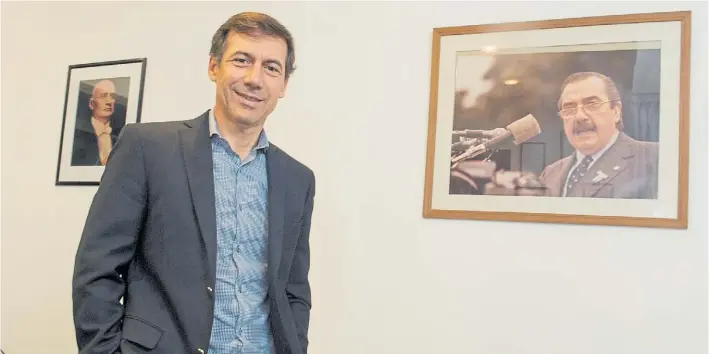  ?? NÉSTOR GARCIA ?? Retrato. El senador Luis Naidenoff en su despacho en la ex Caja de Ahorro, junto a la foto de Raúl Alfonsín, cuya figura lo atrajo hacia la política. Atrás, el retrato de Alvear.