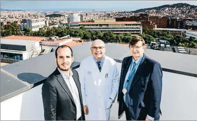  ?? XAVIER CERVERA ?? Carlos López, el doctor Josep Tabernero y Andrés de Kelety forman el equipo directivo del VHIO