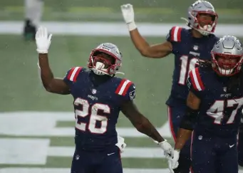  ?? NANCY LANE PHOTOS / HERALD STAFF ?? AT LAST: Sony Michel (26) celebrates his first career receiving touchdown during Sunday’s 28-14 win over the Jets.