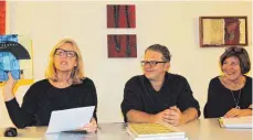  ?? SZ-FOTO: KÖ ?? Anne Linder (links) zeigt die Jahresgabe 2017, daneben Willi Sontheimer und Monika Kneer