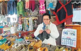  ?? FOTOS BRUNA TONI/ESTADÃO ?? Tradição. Artesã cria peças de lã, vendidas no mercado de Achaoainda por um mercado-feira, onde, entre mais mariscos e verduras, descobri o alho elefante: um dente tem o tamanho de um alho inteiro comum. Pena que não dava para trazer na mochila.