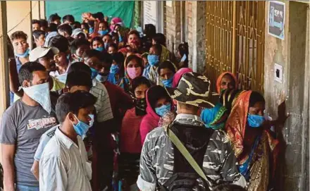  ?? AFP PIC ?? Voters standing in a line to cast their vote at a polling station during Phase 2 of West Bengal’s legislativ­e election in Nandigram yesterday.