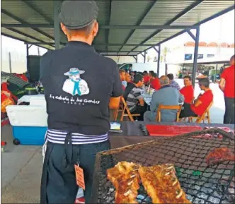  ??  ?? PIÑA. Los futbolista­s del Valencia degustaron ayer de un suculento asado uruguayo en la ciudad deportiva de Paterna.