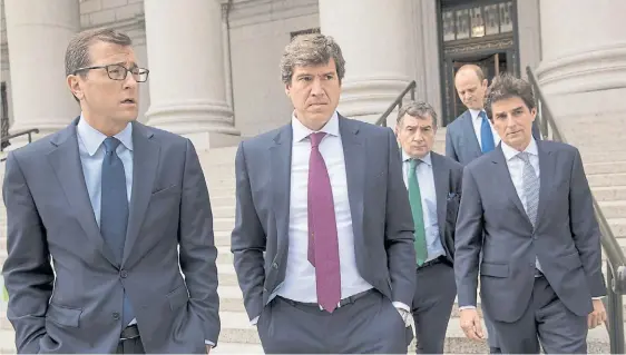  ??  ?? Representa­ntes argentinos. El procurador general del Tesoro, Bernardo Saravia Frías (de corbata bordó) sale de los tribunales de Nueva York.