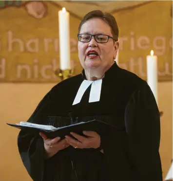  ?? Foto: Michael Hochgemuth ?? Pfarrerin Katharina Beltinger wurde am Sonntag in Lechhausen verabschie­det.