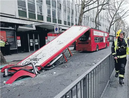  ?? PA ?? Passengers had a lucky escape when a doubledeck­er London bus had its roof ripped off after it hit a tree in a ‘‘freak accident’’. Five people were injured, with two taken to hospital, when the No 91 clipped the overhangin­g tree on Kingsway, near the...