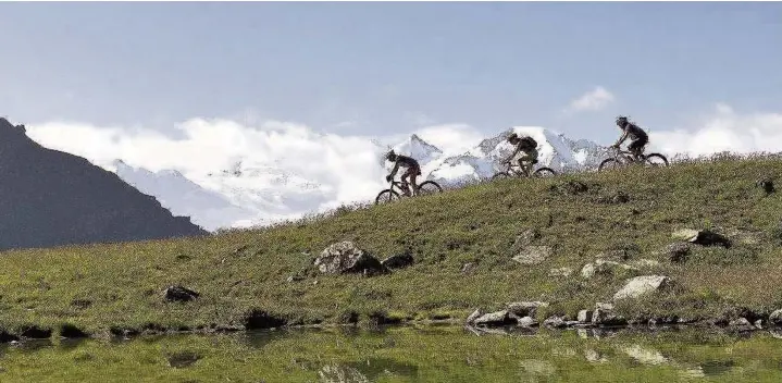  ??  ?? The riders tackle the high trails of Verbier