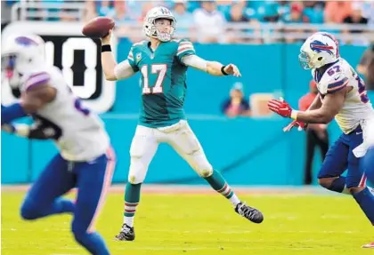  ?? JIM RASSOL/STAFF PHOTOGRAPH­ER ?? Quarterbac­k Ryan Tannehill (17) has been sacked only once in the last two games after being sacked 17 times in the first four games.