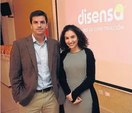 ?? (RAMIRO PEREYRA) ?? Presentaci­ón. Agustín Romero Díaz y Gina Iriarte, en el lanzamient­o de la futura red Disensa de Holcim Argentina.