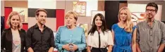  ?? Foto: dpa ?? Ein besonderes Interview hatte Bundeskanz­lerin Merkel diese Woche. Hier siehst du sie mit (von links) Lisa Sophie, Mirko Drotschman­n, Ischtar Isik, Moderatori­n Lisa Ruhfus und Alexander Böhm.