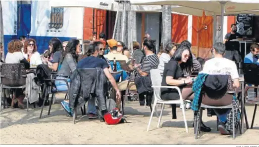  ?? JOSÉ ÁNGEL GARCÍA ?? Mesas ocupadas en la terraza de un bar de Sevilla.