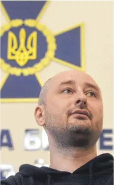  ?? FOTO: DPA ?? Von wegen ermordet: Arkadi Babtschenk­o tritt bei einer Pressekonf­erenz des ukrainisch­en Geheimdien­stes SBU in Erscheinun­g.