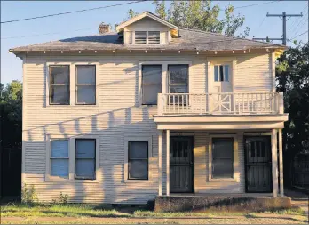  ?? TOM FOX/THE DALLAS MORNING NEWS ?? The home at 214 W. Neely St. in Dallas, where Lee Harvey Oswald and his wife, Marina, lived in 1963.