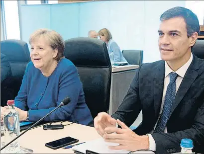  ?? HORST WAGNER / EFE ?? El protocolo situó a Pedro Sánchez junto a Angela Merkel en la reunión de ayer en Bruselas