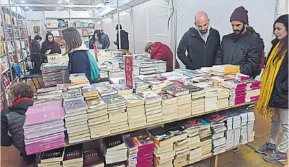  ?? LA VOZ/ARCHIVO ?? FERIA DEL LIBRO. Volverá a tener algunas actividade­s presencial­es, como otros años, pero ya no se montarán las carpas.