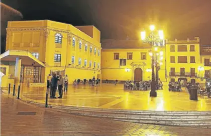  ?? JOSÉ ANTONIO AGUILAR ?? La Plaza de la Rosa, anoche, con el Teatro Garnelo a la izquierda y la ermita de La Rosa al fondo.