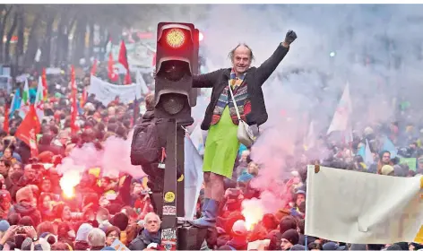  ?? FOTO: AP ?? Demonstrat­ionszug durch Paris.