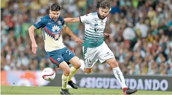  ??  ?? Oribe Peralta puso de cabeza a los laguneros.