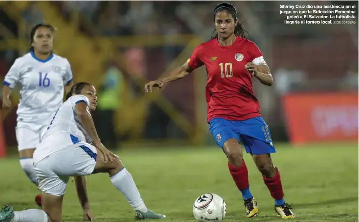  ?? JOSE CORDERO ?? Shirley Cruz dio una asistencia en el juego en que la Selección Femenina goleó a El Salvador. La futbolista llegaría al torneo local.