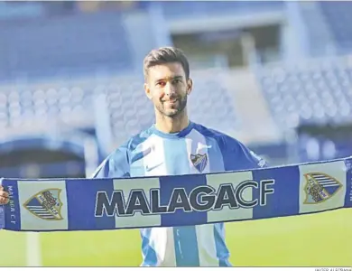  ?? JAVIER ALBIÑANA ?? Alberto Bueno, en su presentaci­ón con el Málaga.