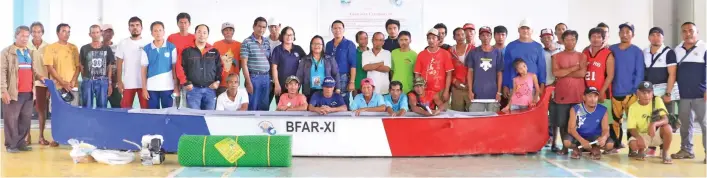  ??  ?? HELPING THE FISHERMEN. The Bureau of Fisheries and Aquatic Resources of the Department of Agricultur­e in Davao Region (DA-BFAR 11) turned over bancas and fishing gears to beneficiar­ies in Samal Island last December 27, 2017. In photo are the...