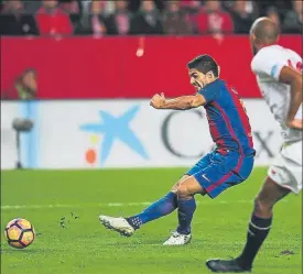  ?? FOTO: PERE PUNTÍ ?? Luis Suárez marcó así el gol del triunfo del Barça Recibió el balón de Messi