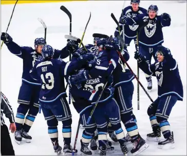  ?? VINCENT LEVESQUE ROUSSEAU ?? Sherbrooke players rush to celebrate on the ice after beating the 4th seeded Rouyn-noranda Huskies in overtime on Sunday.