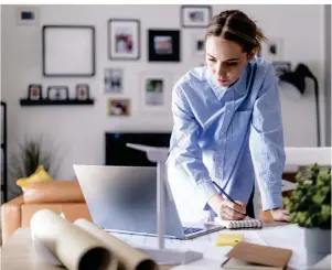  ?? FOTO: DPA ?? Viele Unternehme­n waren überrascht, wie gut Homeoffice funktionie­rt, wissen die Teilnehmer des Roundtable­s zu berichten. Das dürfte sich auch auf den Büromarkt auswirken.