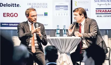  ??  ?? Christian Lindner (l.) gestern Abend beim Ständehaus­treff im Gespräch mit RP-Chefredakt­eur Michael Bröcker.