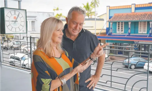 ??  ?? BUILDING CONNECTION­S: Kim Agli and Sean O’Brien put the new Tropical Art Deco app to the test in Tully.