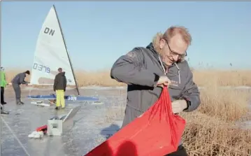  ??  ?? Peder Enevoldsen har sejlet isbåd, siden han var dreng i Hvide Sande. Han drømmer om at udvikle en slibemaski­ne styret af en computer til at slibe bådenes skøjter praecis, som man ønsker dem. Foto: Marie Ravn