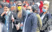  ?? DEEPAK SANSTA/HT ?? Tourists wearing masks while strolling on The Ridge in Shimla on ■
Monday.