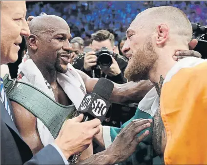  ?? FOTO: AP ?? Floyd Mayweather y Conor McGregor, cordiales tras el combate en el que el estadounid­ense superó claramente al irlandés
