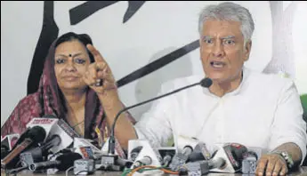  ?? SANJEEV SHARMA/HT ?? Punjab Congress chief Sunil Jakhar and party’s state affairs in-charge Asha Kumari during a press conference in Chandigarh on Tuesday.
