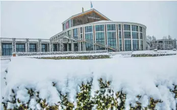  ?? FOTO: BENEDIKT SIEGERT ?? Das Festspielh­aus im Schnee: Inhaber Manfred Rietzler sucht ein gutes Jahr nach seinem Einstieg nach weiteren Investoren.