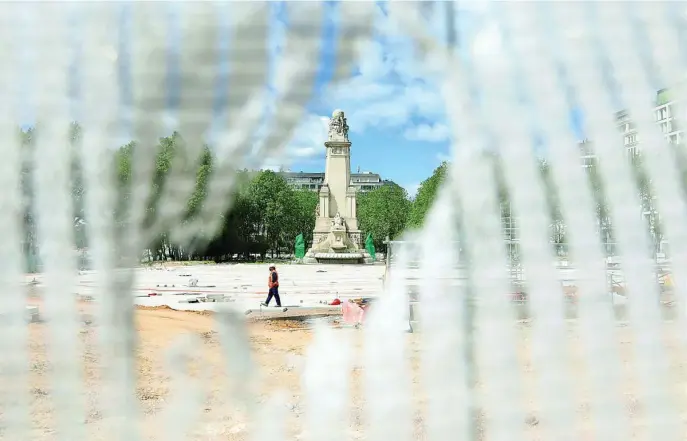  ?? CRISTINA BEJARANO ?? Aspecto que ofrecen las obras de remodelaci­ón de la Plaza de España, donde puede contemplar­se la emblemátic­a fuente monumento a Miguel de Cervantes