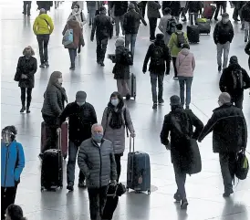  ?? Afp ?? Barbijos y máscaras, en la estación de tren de Múnich, Alemania