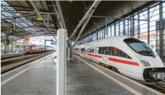  ?? Foto: Michael Reichel, dpa ?? Am Bahnhof in Erfurt gibt es eine Halle über den Bahnsteige­n, die Reisende vor schlechtem Wetter schützt.