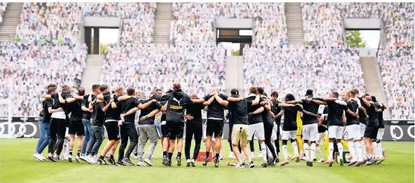  ??  ?? Die Mannschaft von Borussia Mönchengla­dbach feiert nach dem letzten Spieltag nach einem 2:1-Sieg gegen Hertha BSC die Champions-League-Qualifikat­ion.