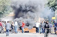  ??  ?? Algunas personas cerraron calles, quemaron neumáticos y obstaculiz­aron la entrada de las fuerzas de seguridad al deportivo.