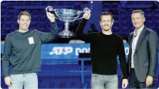  ?? GETTY ?? Skupski e Koolhof n. 1 del doppio con il trofeo e Gaudenzi