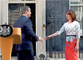  ??  ?? Britain's Prime Minister David Cameron his wife Samantha walk back into 10 Downing Street after he spoke about Britain voting to leave the European Union. REUTERS/Stefan Wermuth