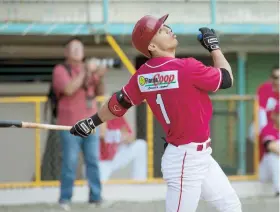  ??  ?? Gabriel Roa, de los Titanes de Florida, conectó cuatro imparables en el partido de ayer ante los Tigres de Hatillo.