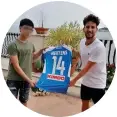  ??  ?? Umberto con la maglia n.14 ricevuta da Dries Mertens