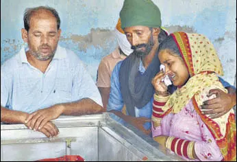  ?? SAMEER SEHGAL/HT ?? DISTRAUGHT The grieving family members of a man who died after consuming illicit liquor,at Muchhal village in Amritsar on Saturday.